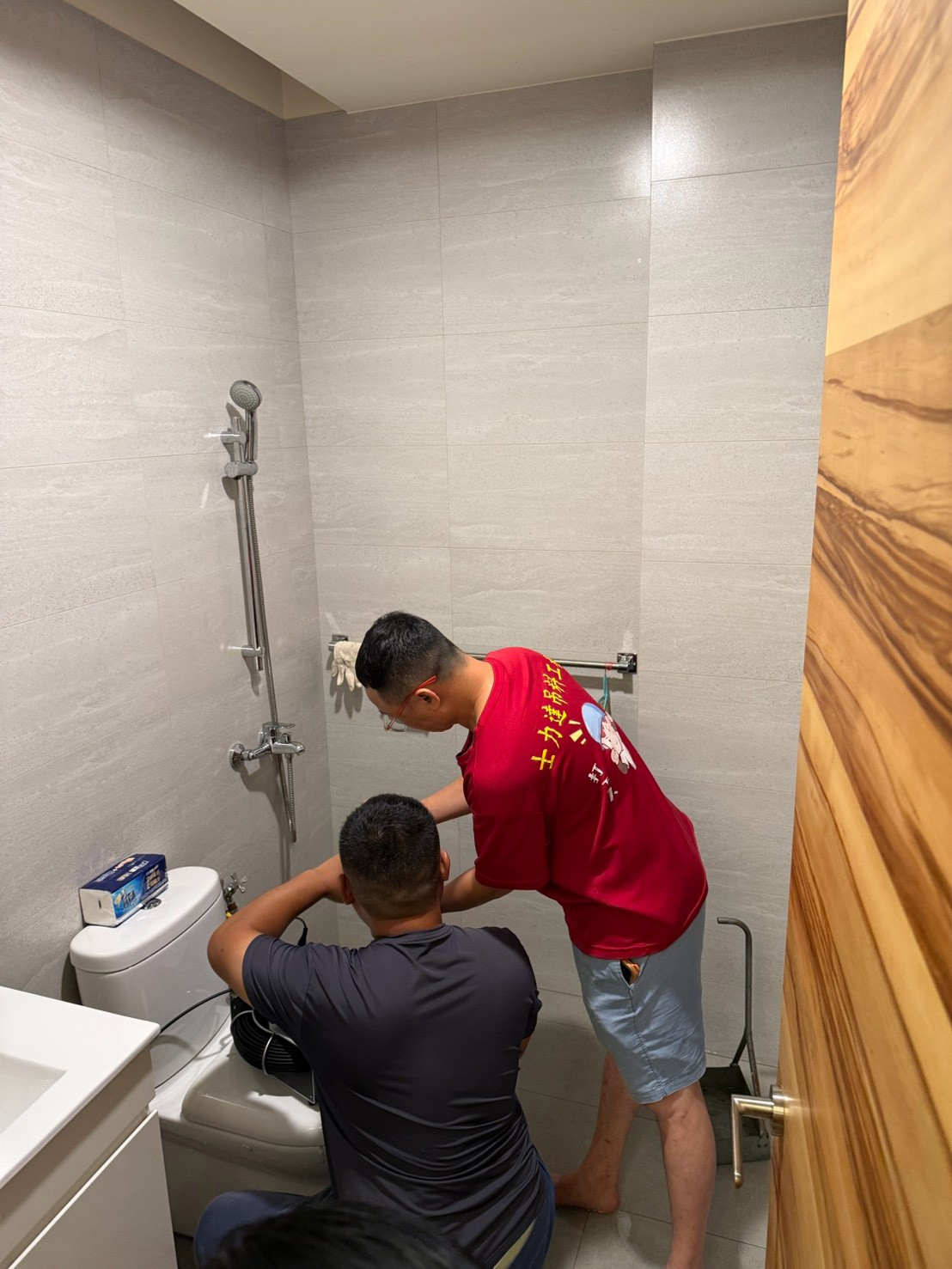 士力達施工人員合作處理浴室管線